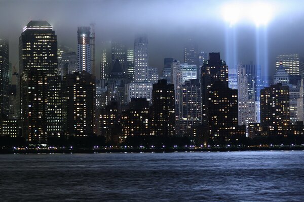 New Yorker Nachtlichter mit Lichtstrahlen