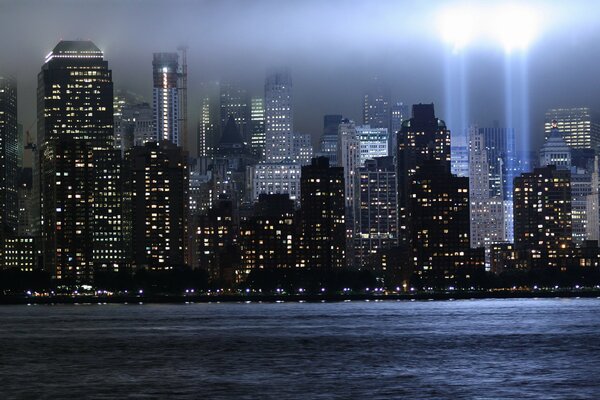 Światła nocy w Nowym Jorku z promieniami światła