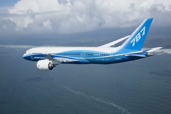 Boeing vuela en las nubes en el cielo