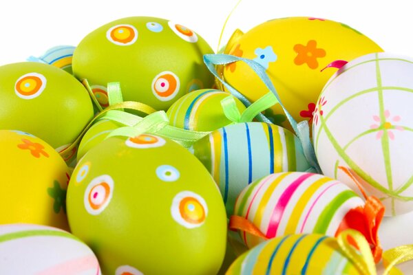 Huevos de Pascua pintados de colores sobre fondo blanco