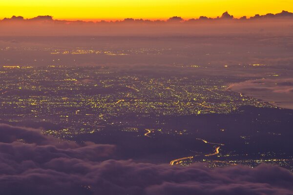Фуджи, красивое фото города на закате