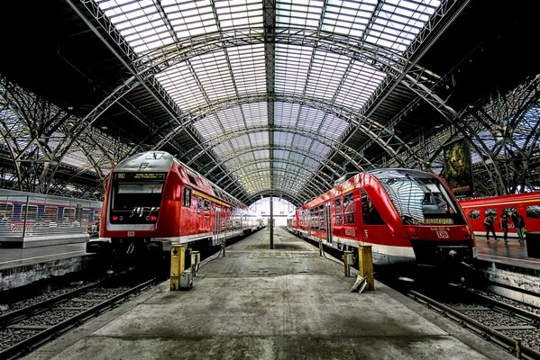 Gare aux trains rouges