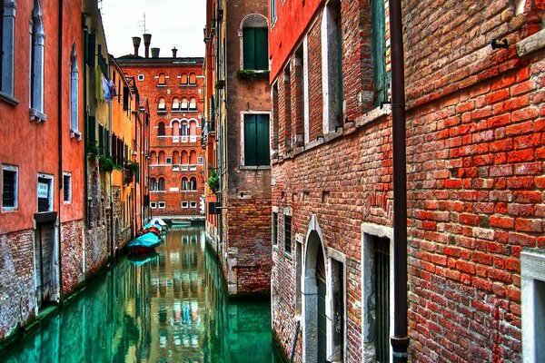 L humidité des maisons rouges sur les canaux de Venise