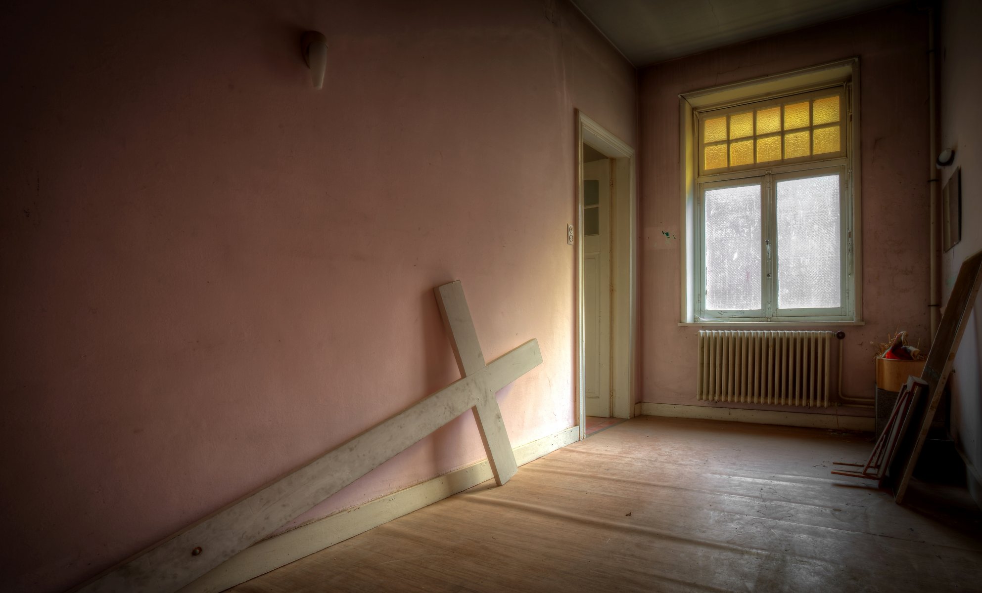 habitación ventana cruz