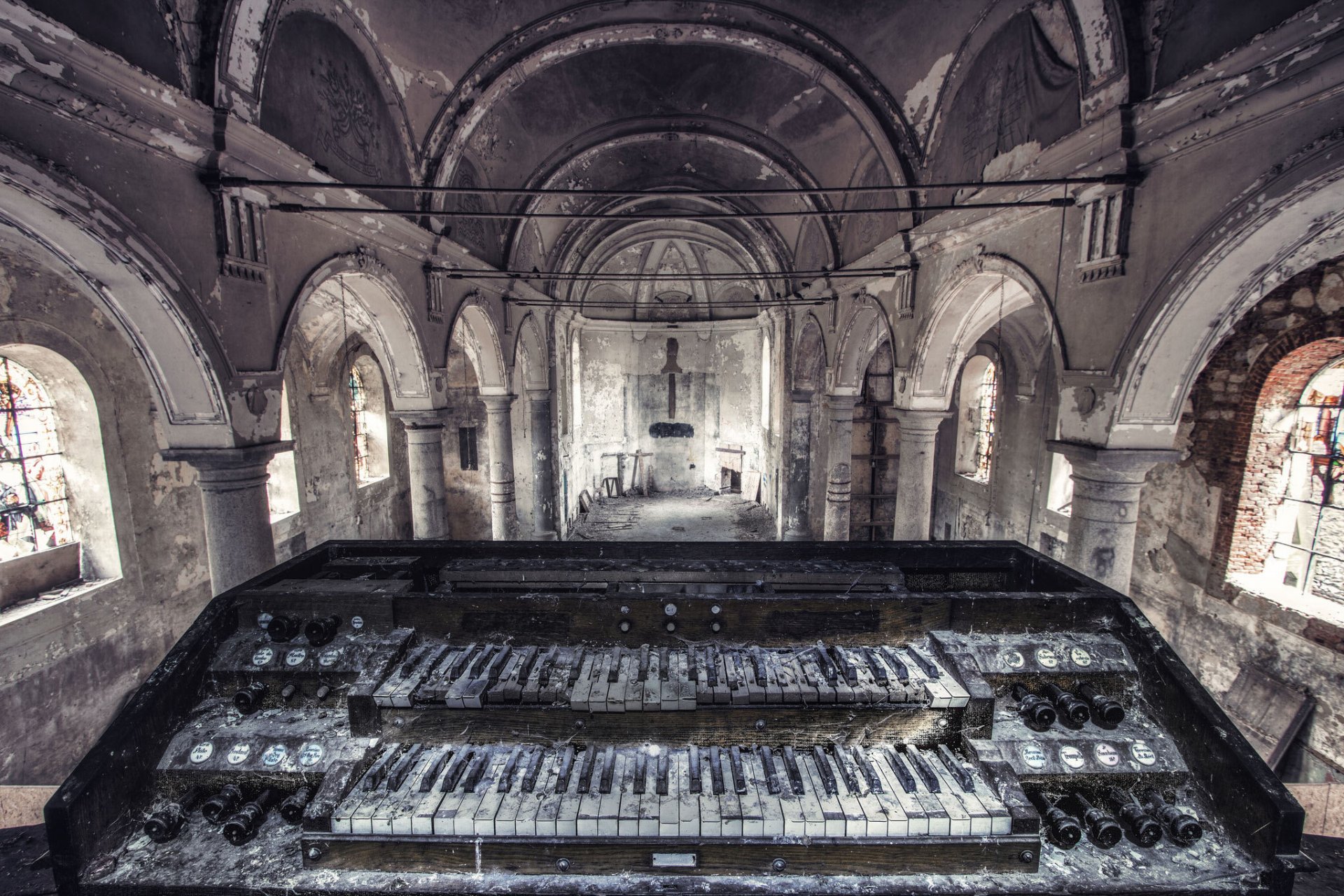 templo ruina abandono moho órgano llaves