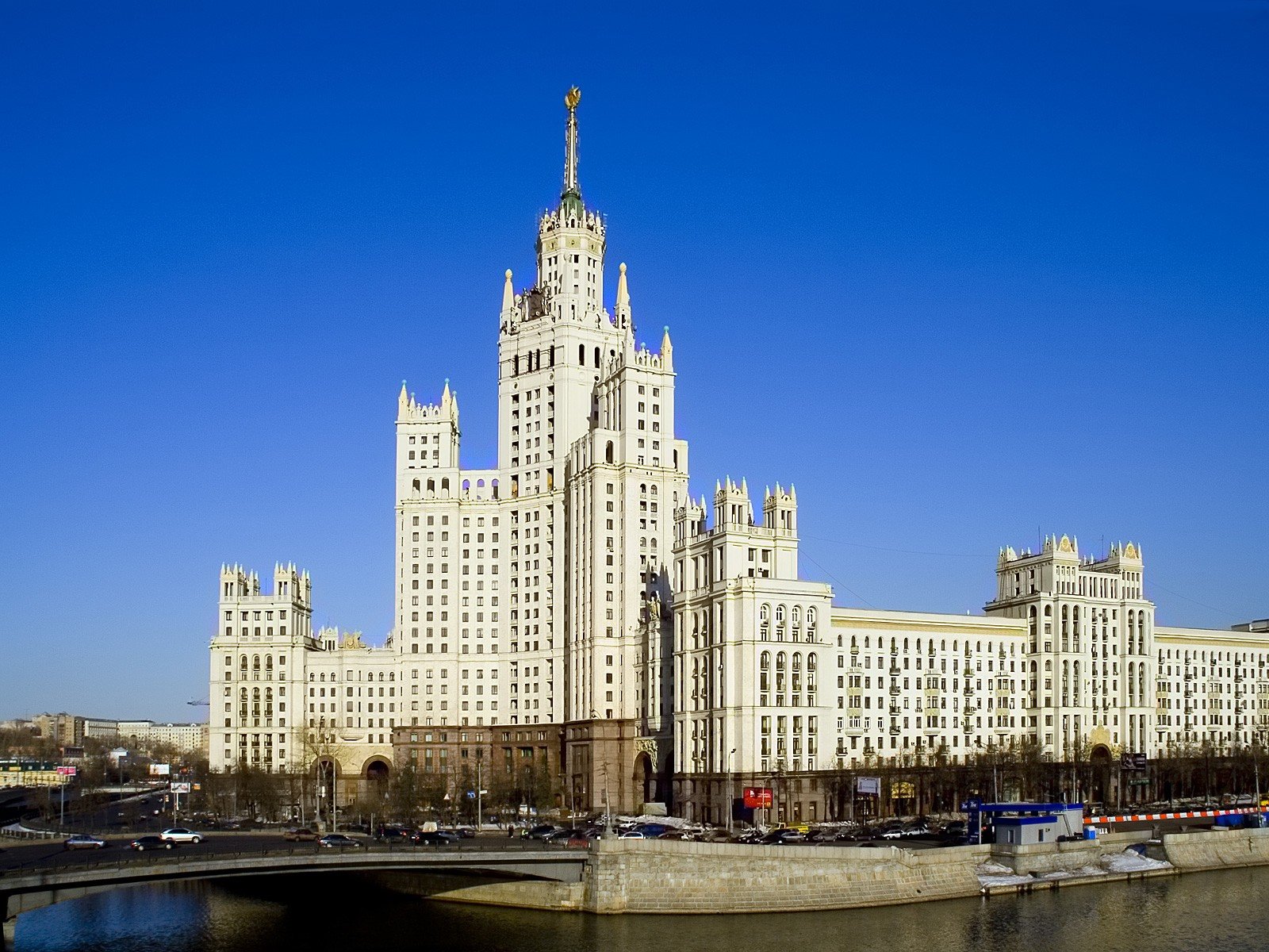 moscow skyscraper river bridge