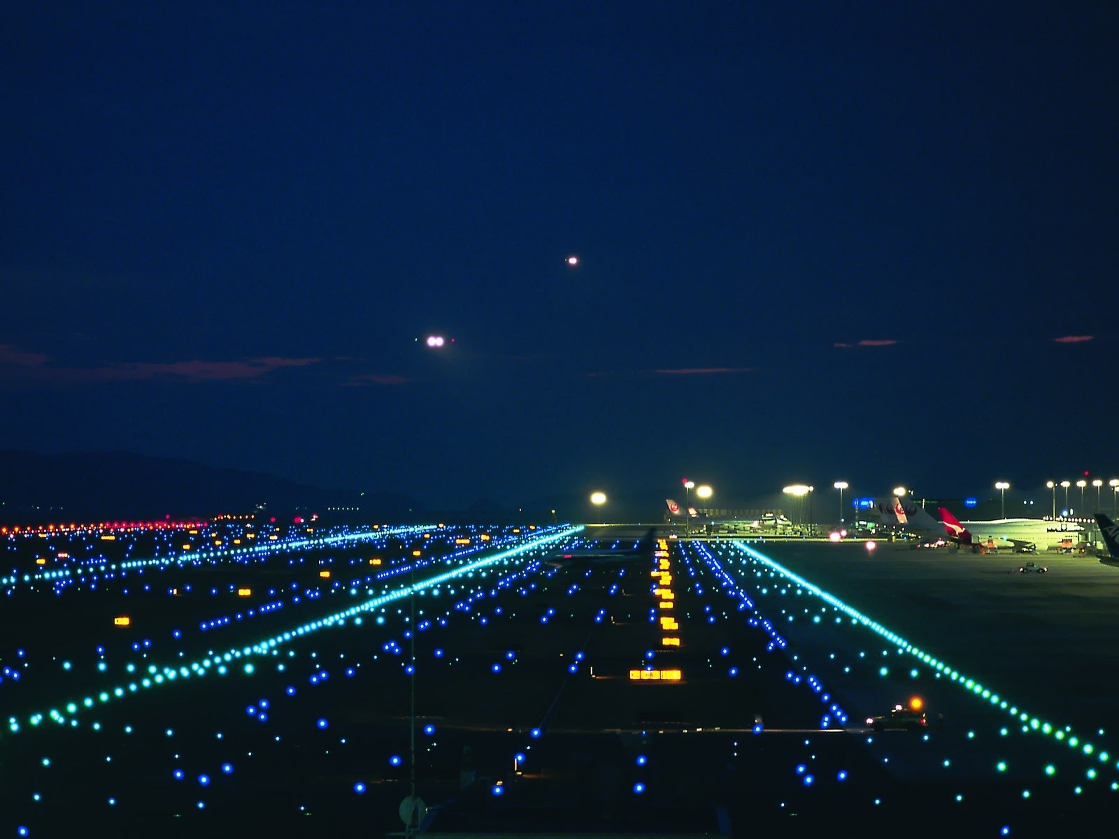 flughafen lichter startbahn