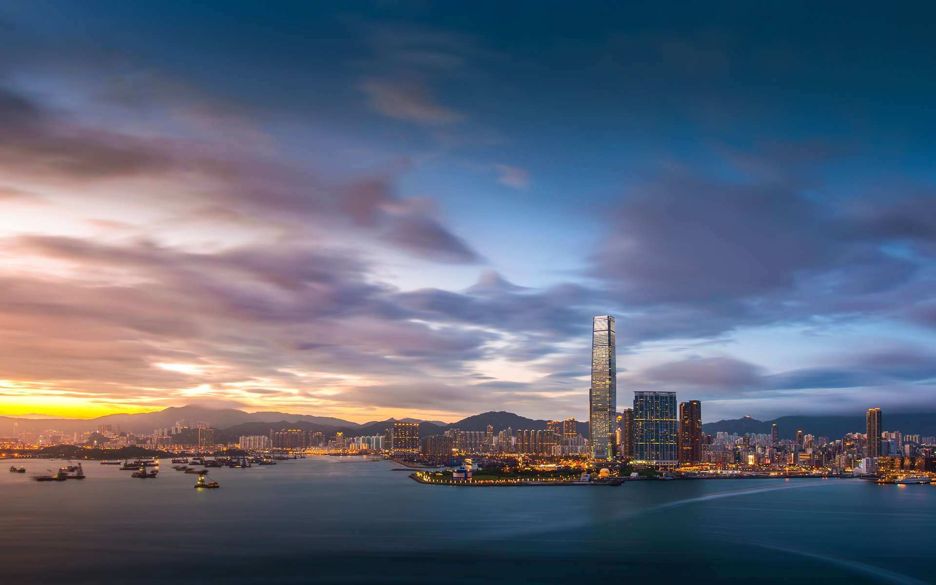 hong kong noche bahía edificios cielo nubes luces puesta del sol