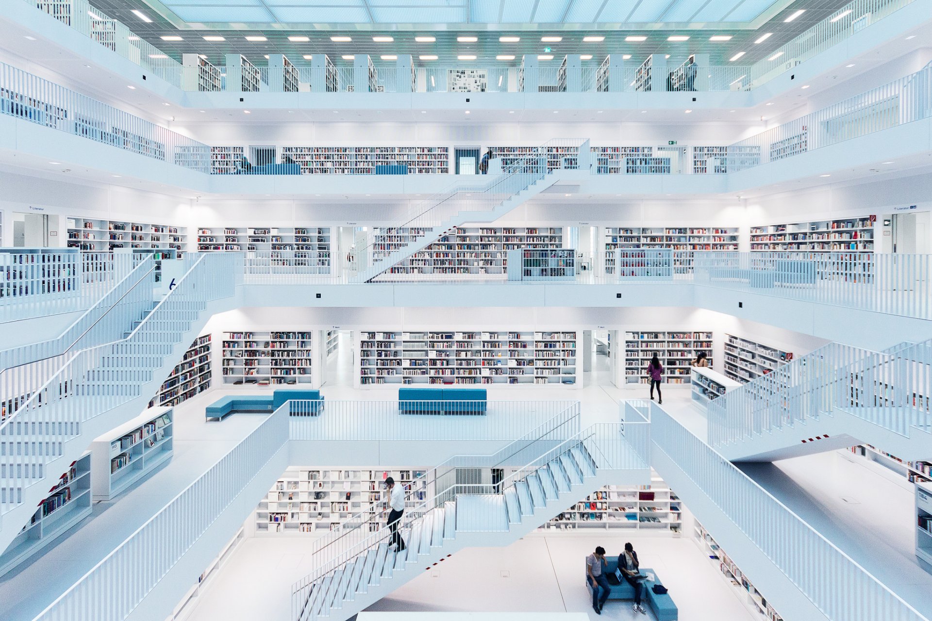 bibliothèque livres escaliers personnes canapé