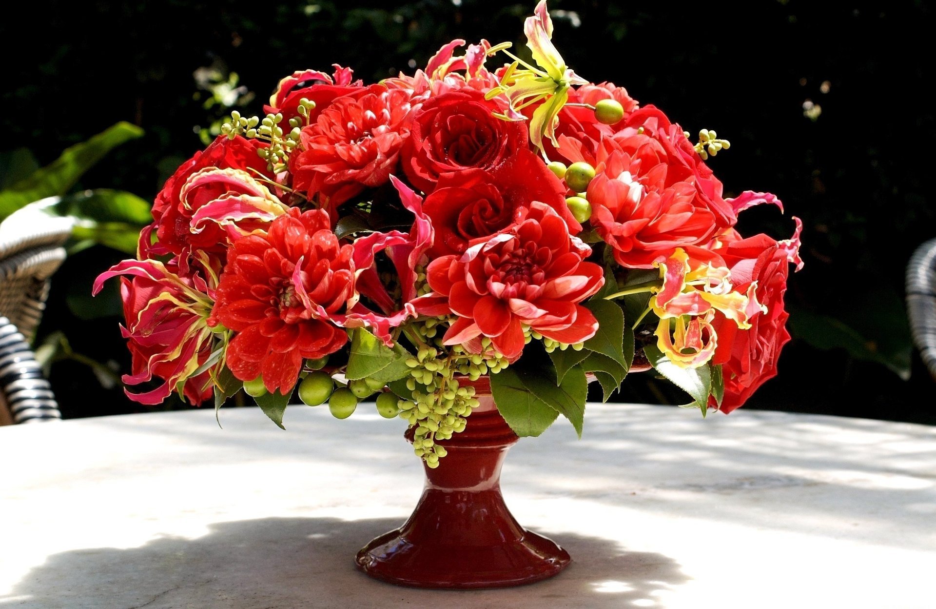 gloriose dahlien rot rosen vase blumen blumenstrauß