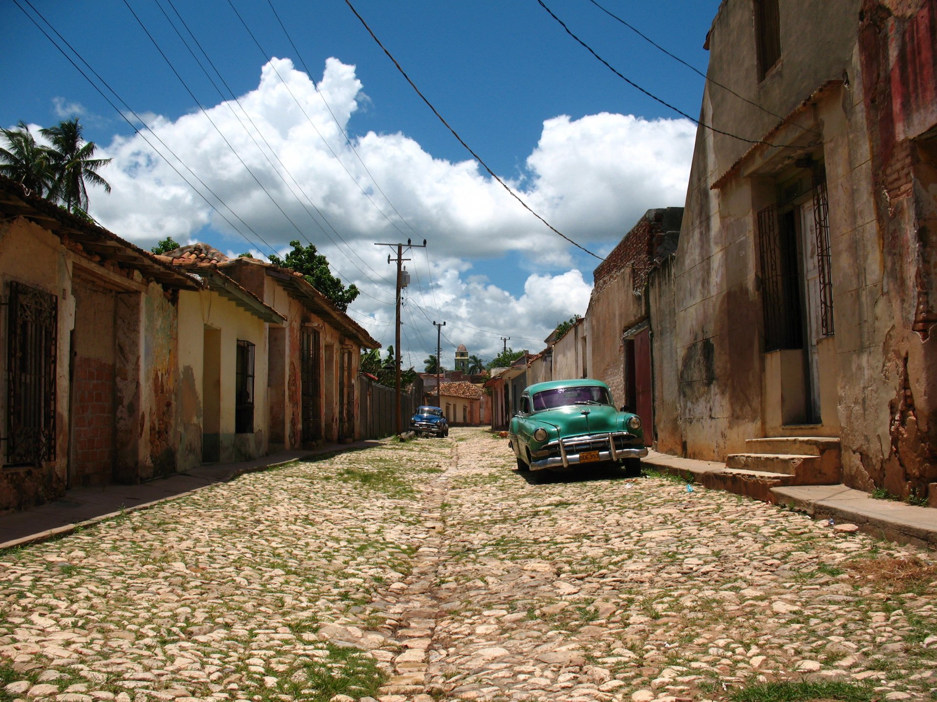 calle coche nubes