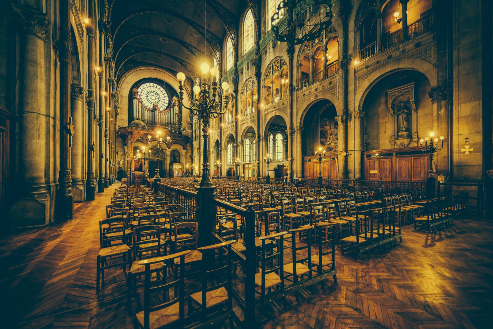 chiesa luce santi panchine