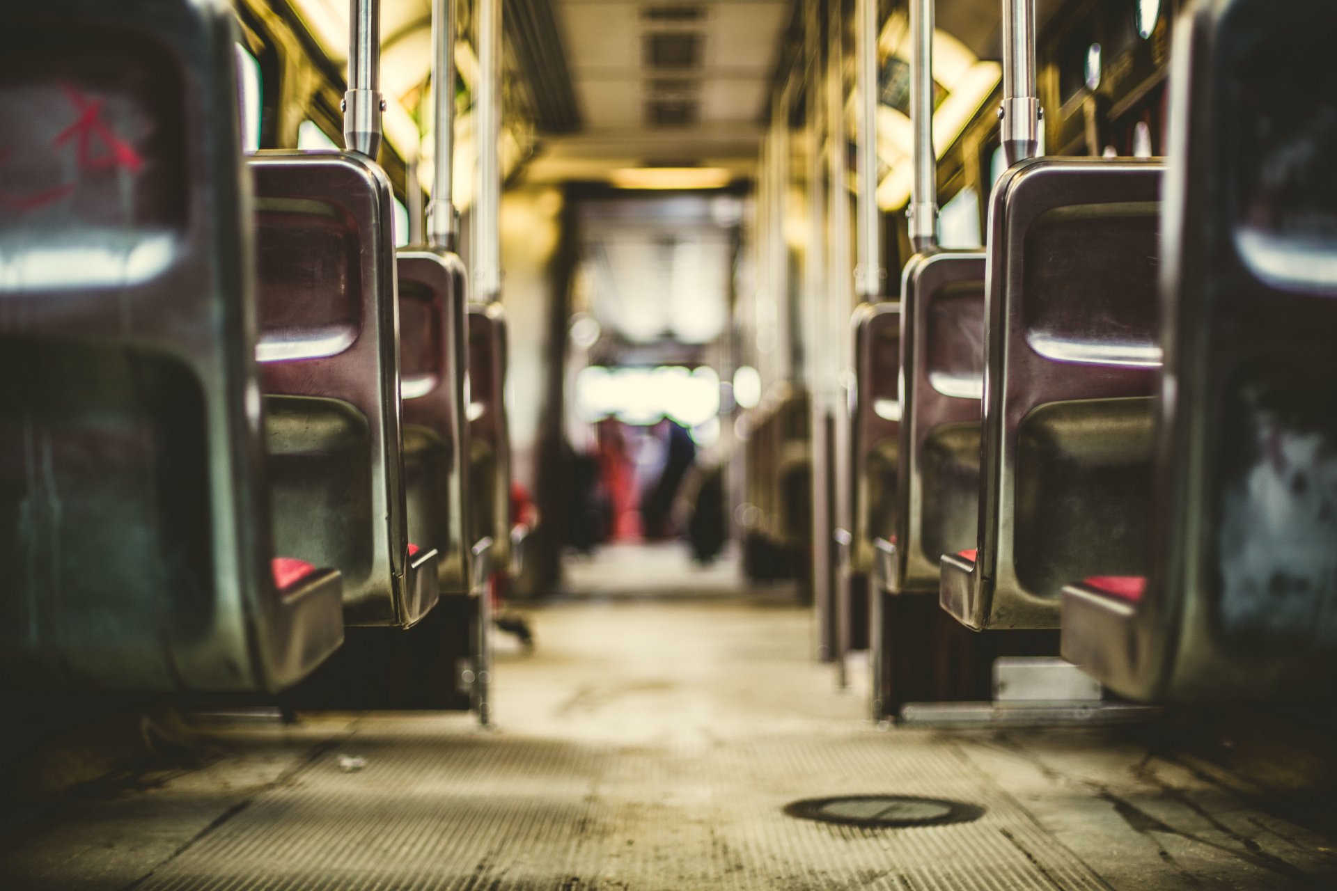 salon transport tramwaj fotele poręcze podłoga