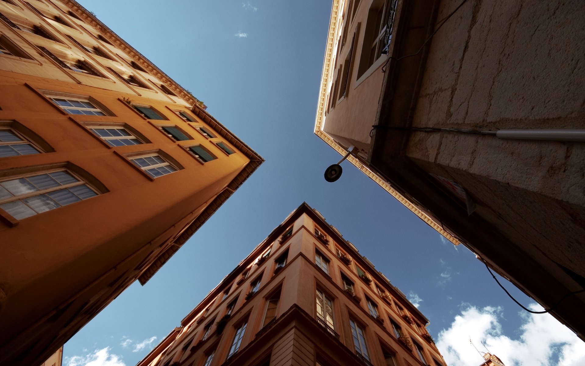 edificios ventanas nubes cielo