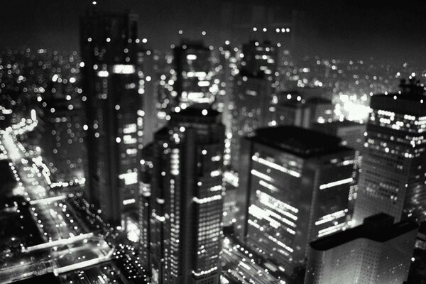 Lumières de gratte-ciel noir et blanc dans la nuit