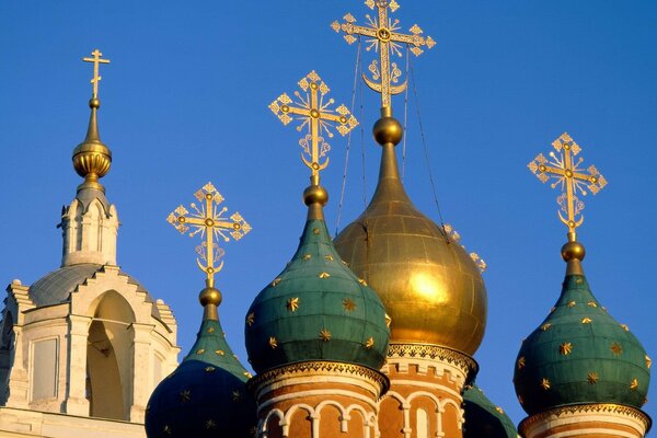 Las cúpulas del templo de Moscú contra el cielo