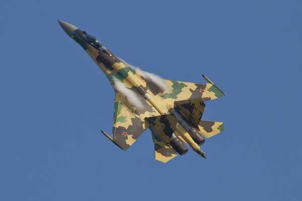 Istebitel de la fuerza aérea rusa en el cielo azul