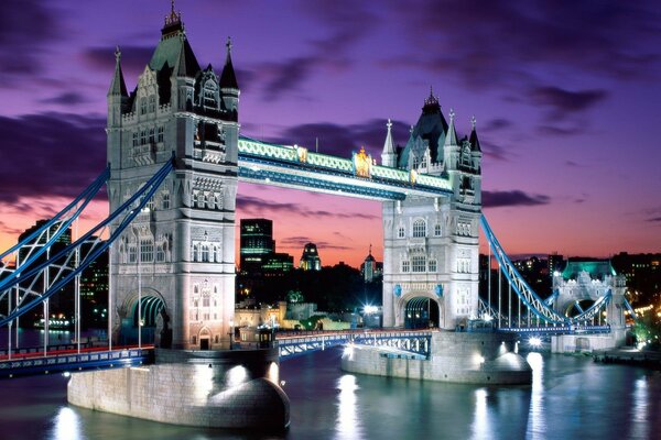 Brücke in England in der Nacht