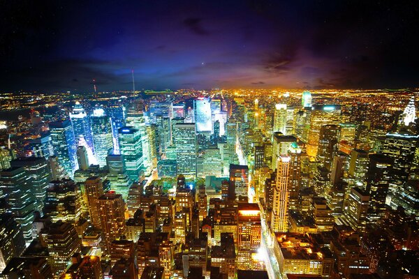 Luce luminosa della città di notte. Vista dall alto