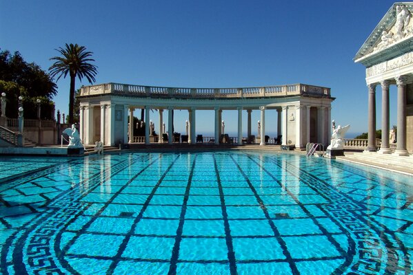 Il Castello di Hearst in California con il bacino di Nettuno, grandi colonne archetetturali