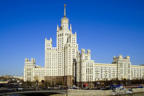 Moskauer Hochhaus neben der Brücke