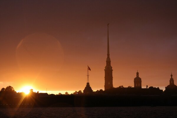 Die Peter-und-Paul-Festung vor dem Hintergrund des Sonnenuntergangs