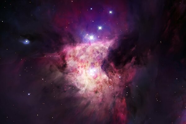 Hermosa nebulosa púrpura del espacio