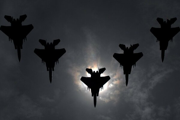Fünf Kampfflugzeuge am bewölkten Himmel
