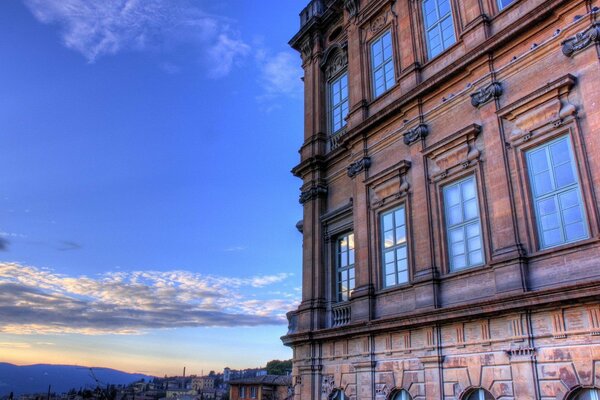 Blauer Himmel und Gebäude mit Fenstern