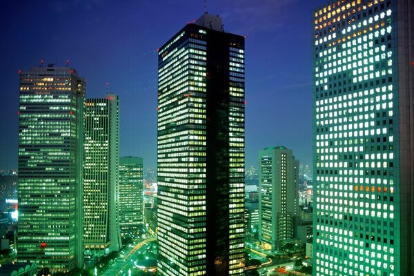 Grattacieli giapponesi illuminati da centinaia di luci