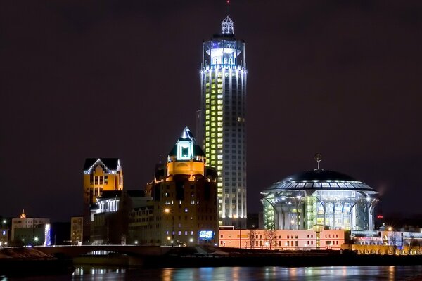 Immeuble de grande hauteur à Moscou dans la nuit