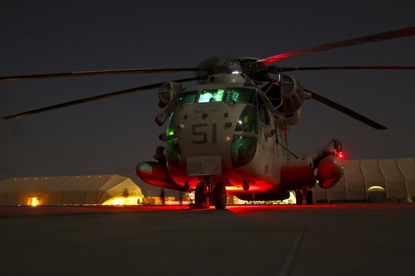 Helicóptero iluminado en la base por la noche