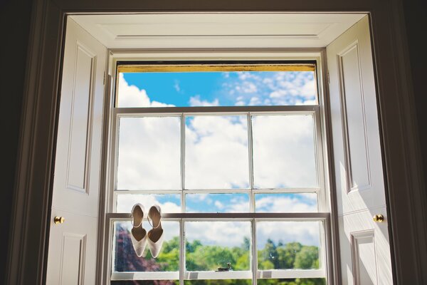 Nowoczesne okno, buty, niebo, szkło