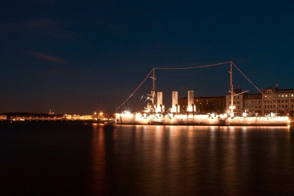 Aurora Cruiser in St. Petersburg in der Nacht