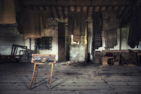 Habitación antigua maleta en una silla