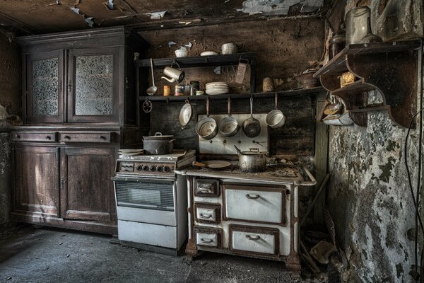 Vecchia cucina in una casa non residenziale