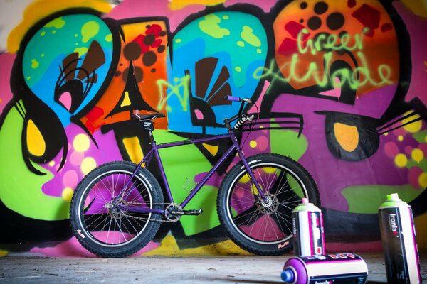 Fahrrad auf Graffiti-Hintergrund an der Wand