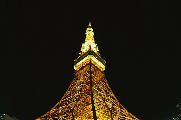 La torre Eiffel en las luces. La torre Eiffel por la noche. París por la noche