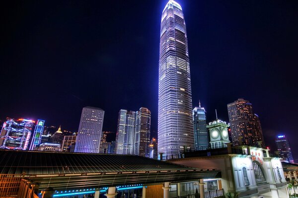 Un rascacielos iluminado por luces contra el cielo nocturno