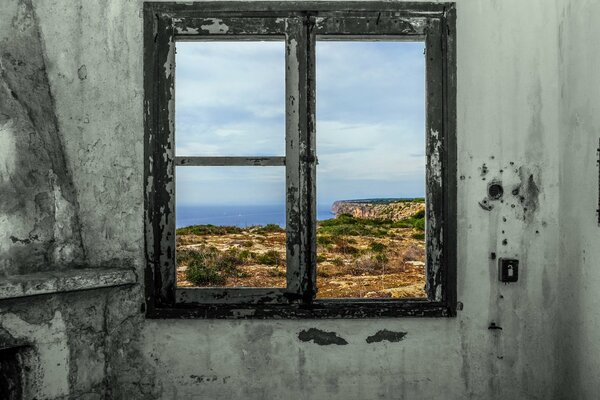 Blick auf die Natur aus dem Zimmerfenster