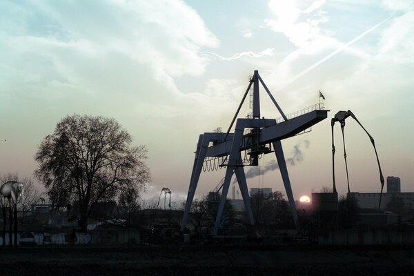 Beau coucher de soleil, et le travail de la grue