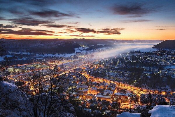 Nebel über Winterschnee am Abend