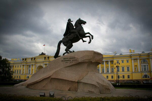 Медный всадник - памятник Петру 1 в Санкт-Петербурге