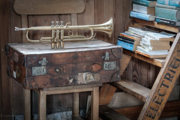 Trompette musicale sur une valise en bois