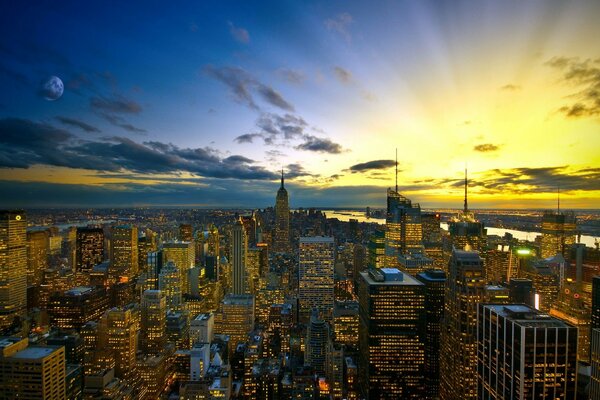 Puesta de sol en el cielo de la tarde sobre la ciudad