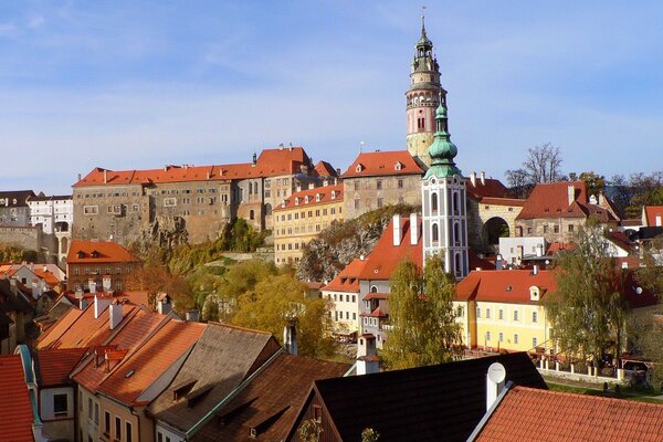 Czerwone dachy starych domów
