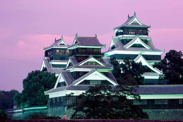 Japanisches Kumamoto-Schloss bei Sonnenuntergang