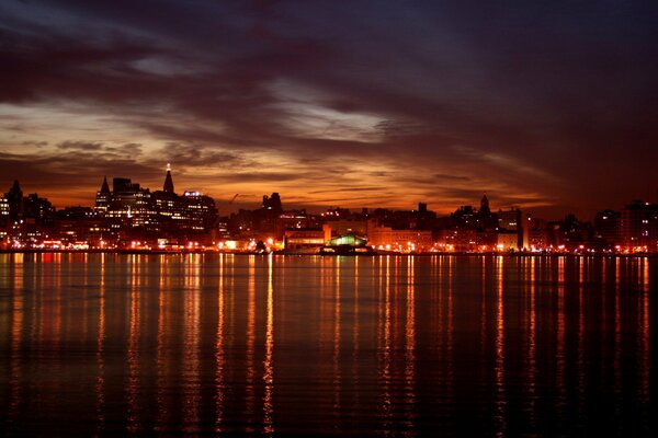 Reflection of the lights of lanterns on the water