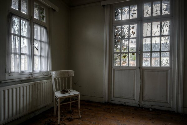 Окно и дверь в комнате со стулом