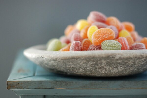 Dulces en forma de fruta en un plato